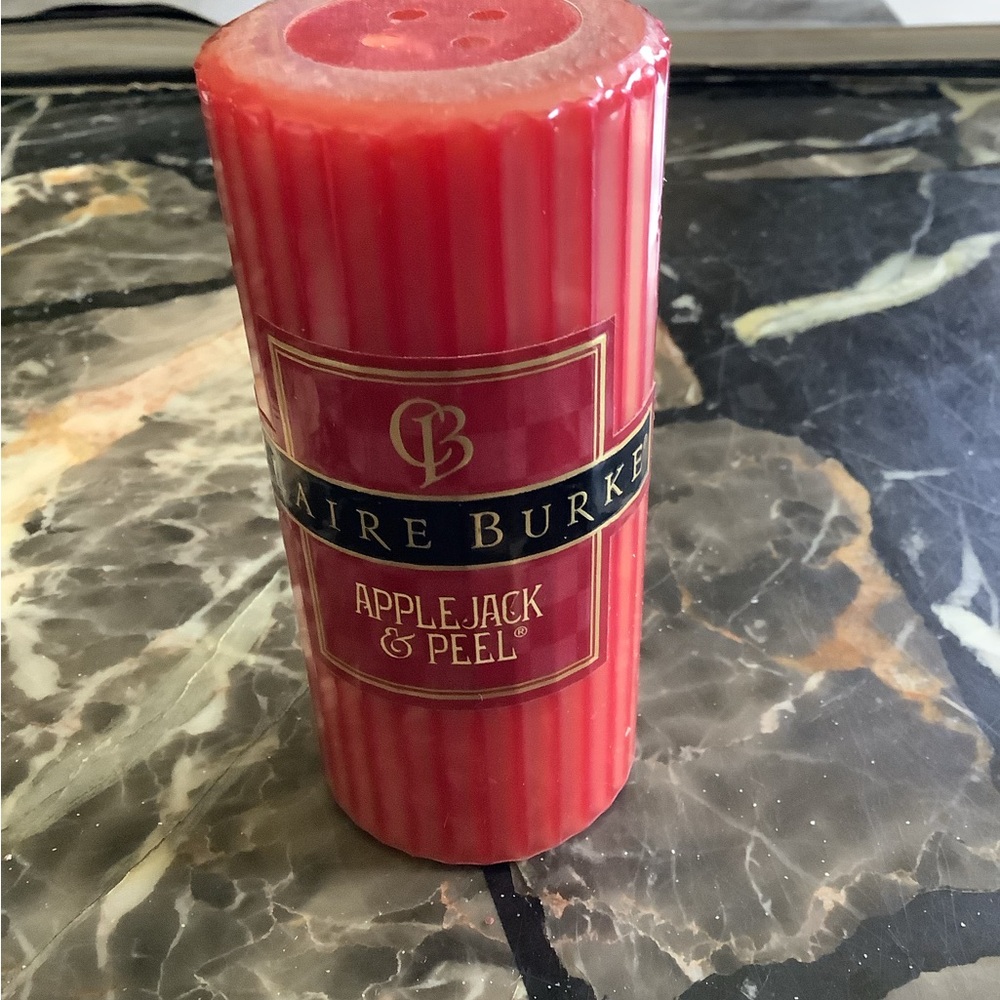 New claire burke applejack&peel 40 hr burn time ribbed red candle